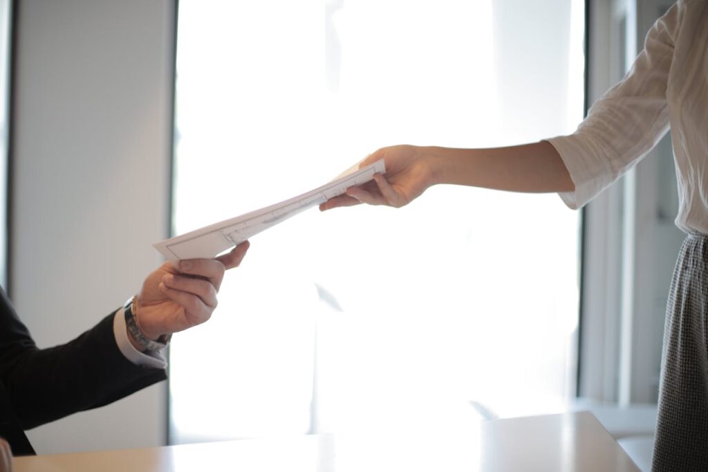 muher recebendo a certidão de onus reais do imovel que está comprando