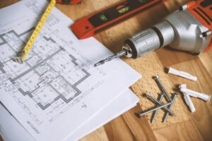 uma mesa em um campo de obras com ferramentas de reforma