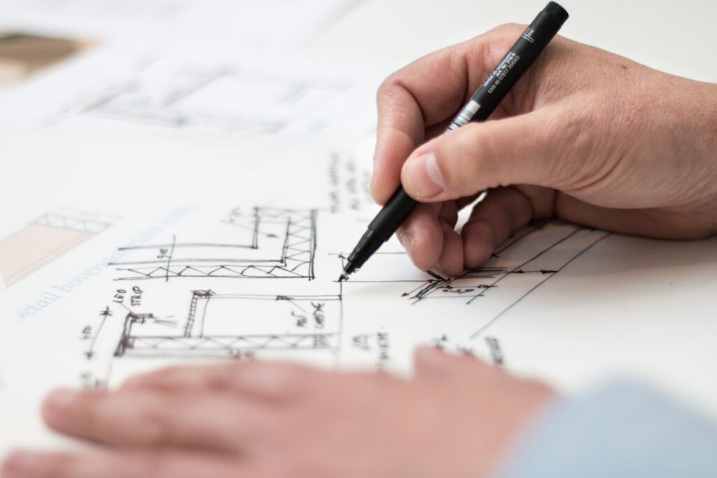 desenhista criando a planta de um imóvel